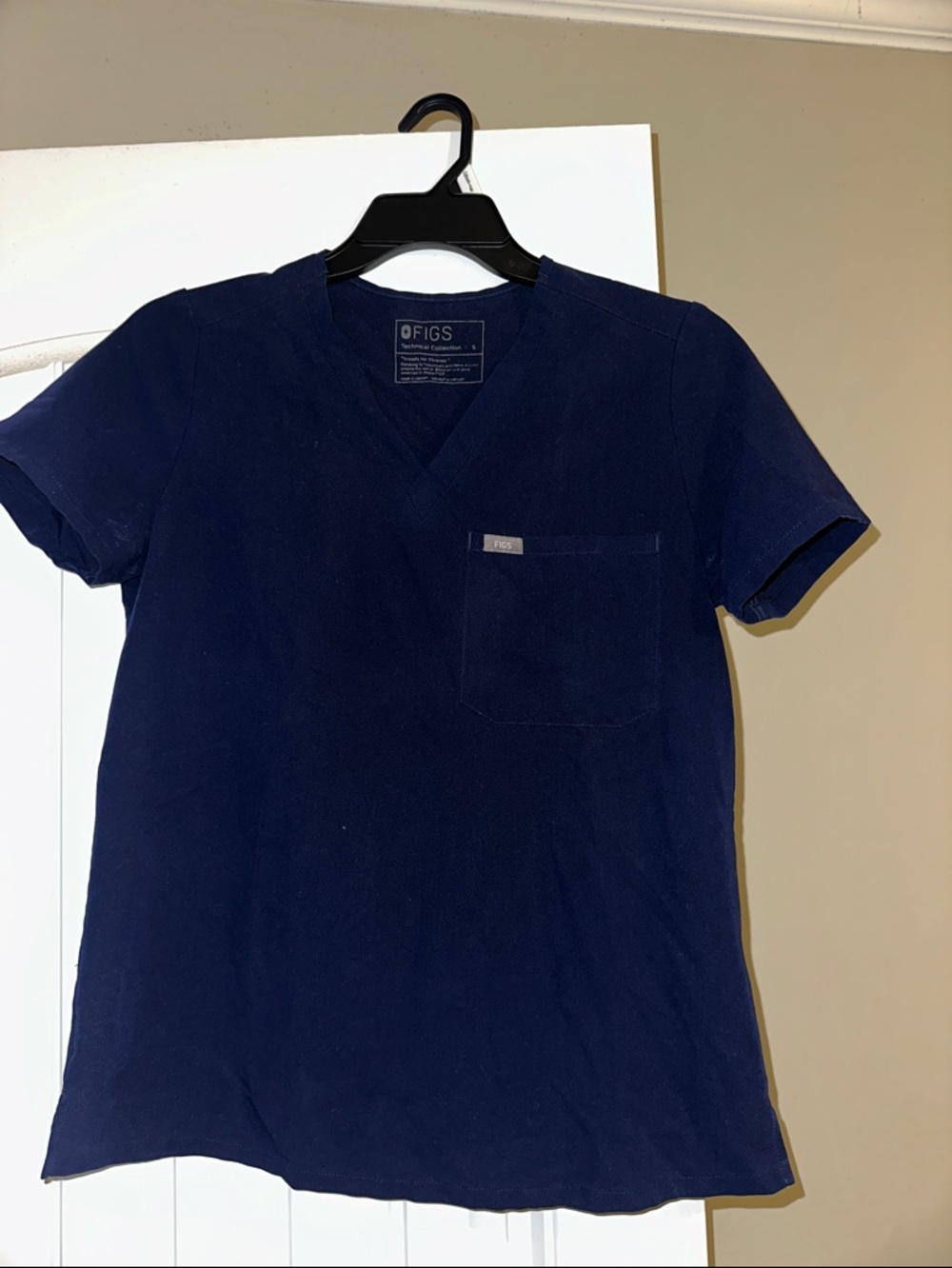 Figs Women’s V-Neck Pocket Tee - Navy Blue